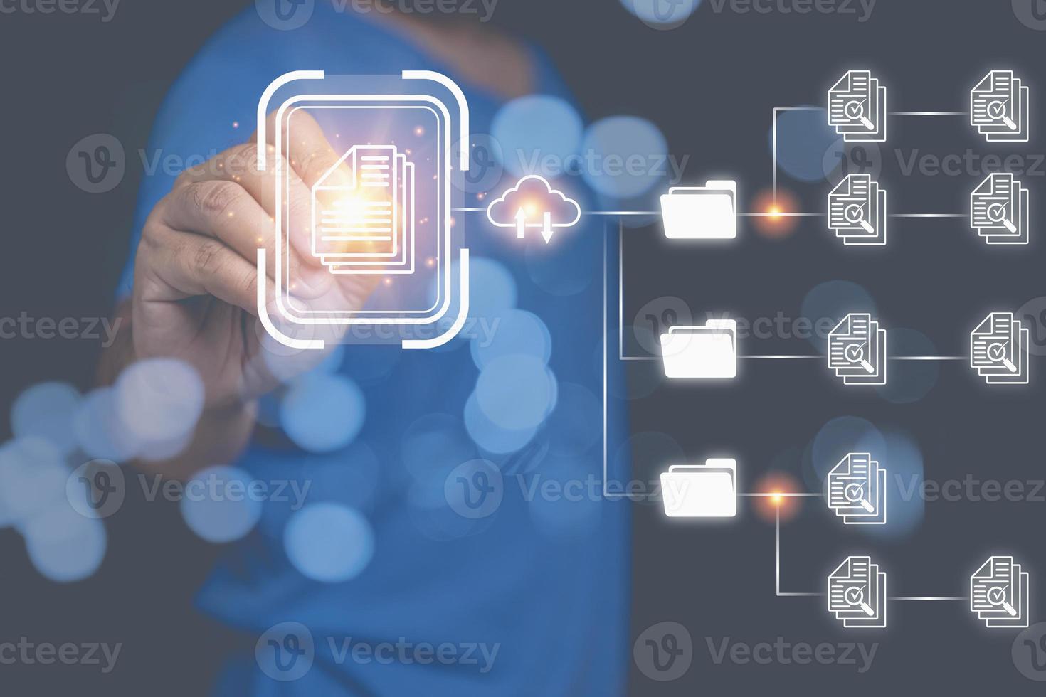 base de datos y automatización de procesos para gestionar archivos, conocimiento y documentación en la empresa. un hombre tocando el icono virtual en línea. sistema de gestión de documentos. foto