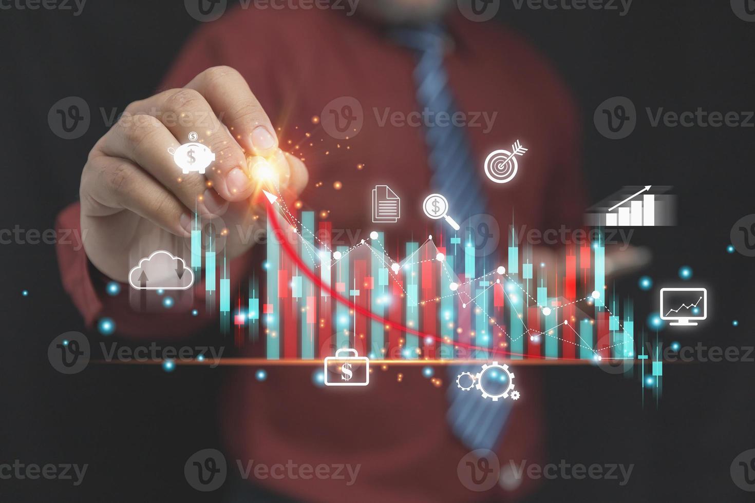 el mercado de valores, inversión, planificación estratégica. inversiones de negocios con fines de lucro para el futuro. hombre de negocios que señala la pantalla virtual en el gráfico de crecimiento empresarial, planificación de la estrategia del mercado de valores. foto