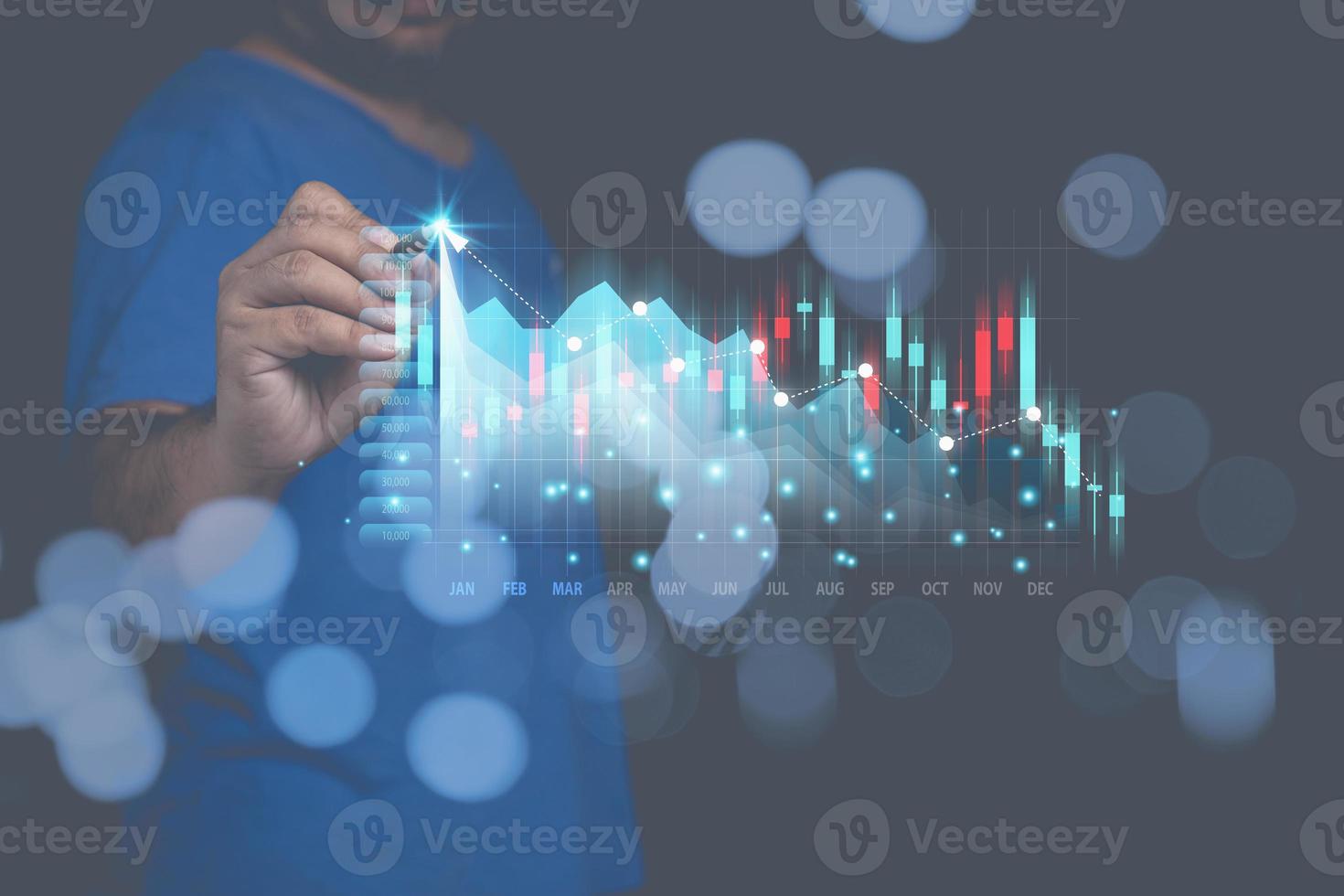 un hombre que señala la pantalla virtual en el gráfico de crecimiento empresarial, la planificación de la estrategia del mercado de valores. el mercado de valores, inversión, planificación estratégica. inversiones de negocios con fines de lucro para el futuro. foto