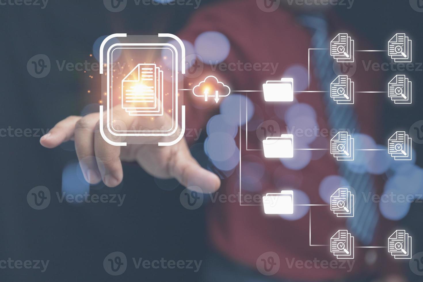 sistema de gestión de documentos. hombre de negocios tocando icono virtual en línea. base de datos y automatización de procesos para gestionar archivos, conocimiento y documentación en la empresa. foto
