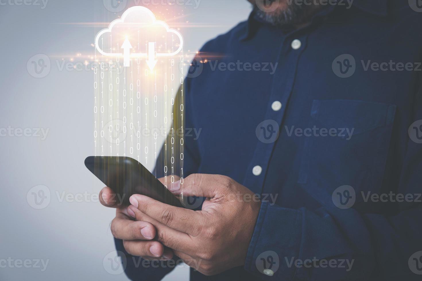 el hombre de negocios usa un teléfono inteligente para transferir información de datos, cargar o descargar la base de datos con computación en nubes virtuales y con espacio de copia. concepto de bases de datos de transformación tecnológica. foto