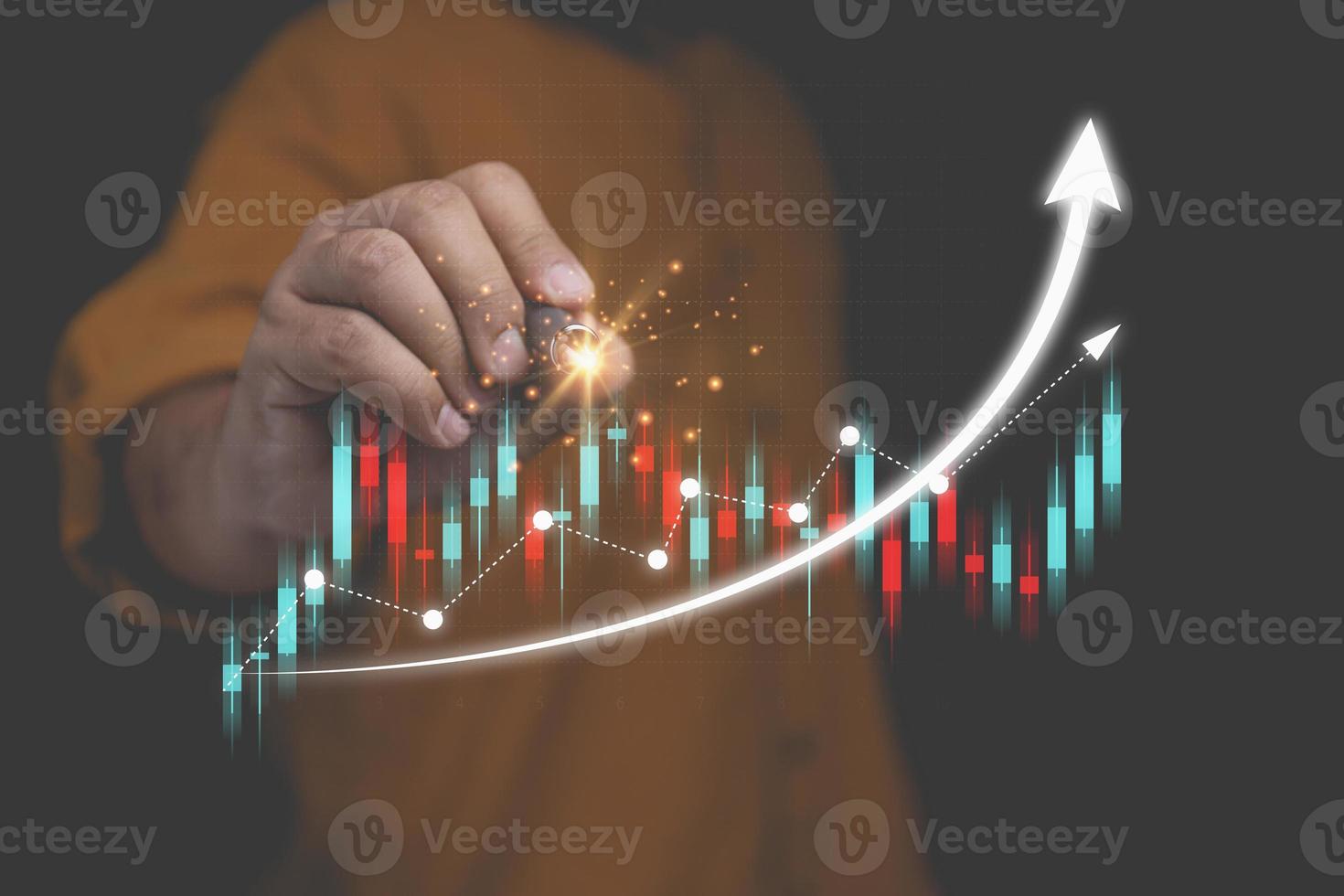 hombre de negocios tocando el punto en un gráfico de crecimiento empresarial más alto, análisis de mercado. gráfico de gráficos de crecimiento empresarial, finanzas, comercio de acciones, análisis de inversiones y concepto de análisis del mercado de valores. foto