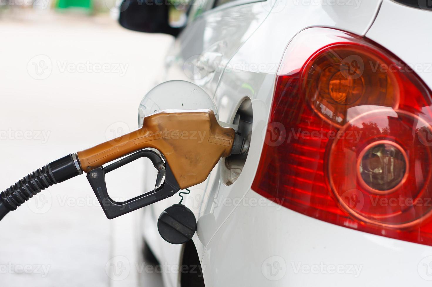 para llenar la máquina con combustible. Llenar el coche con gasolina en una gasolinera. bomba de gasolinera foto