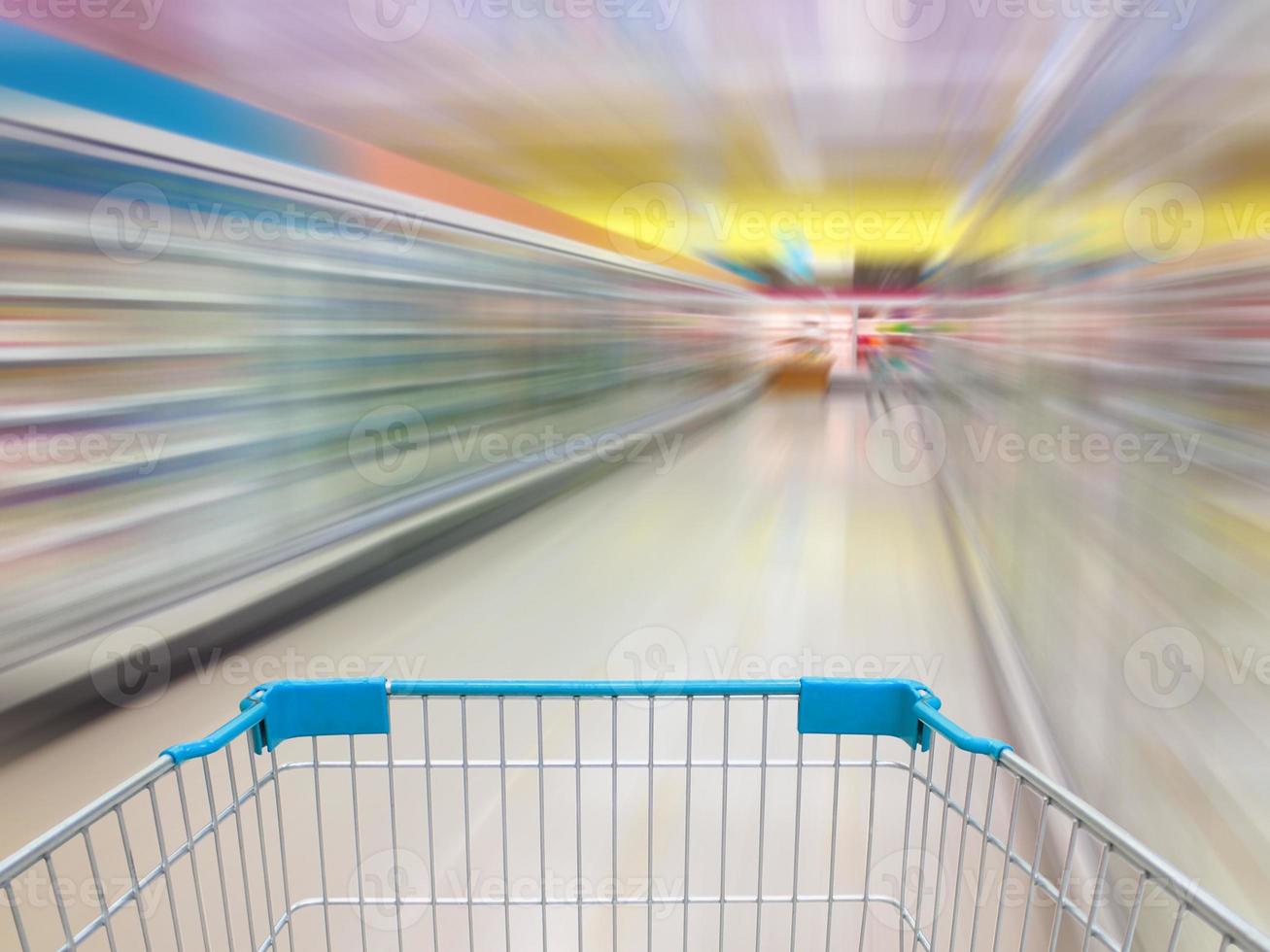 Congelador de alimentos congelados de yogurt de leche de pasillo y estantes en el supermercado foto