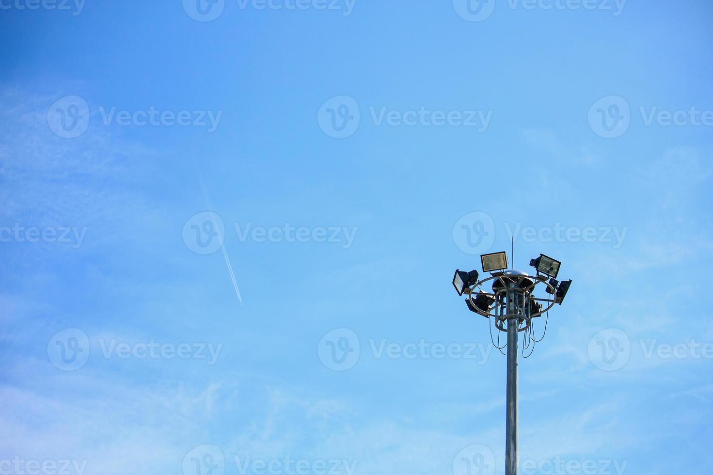 torre de poste de luz con cielo azul foto