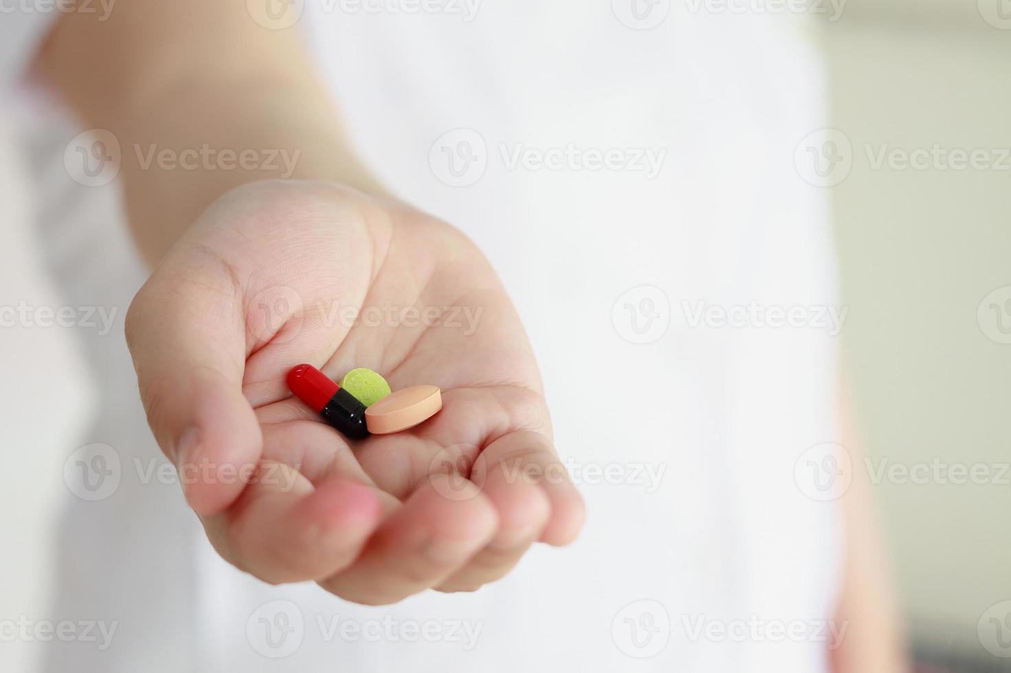 Doctor mano sosteniendo pastillas de medicina foto