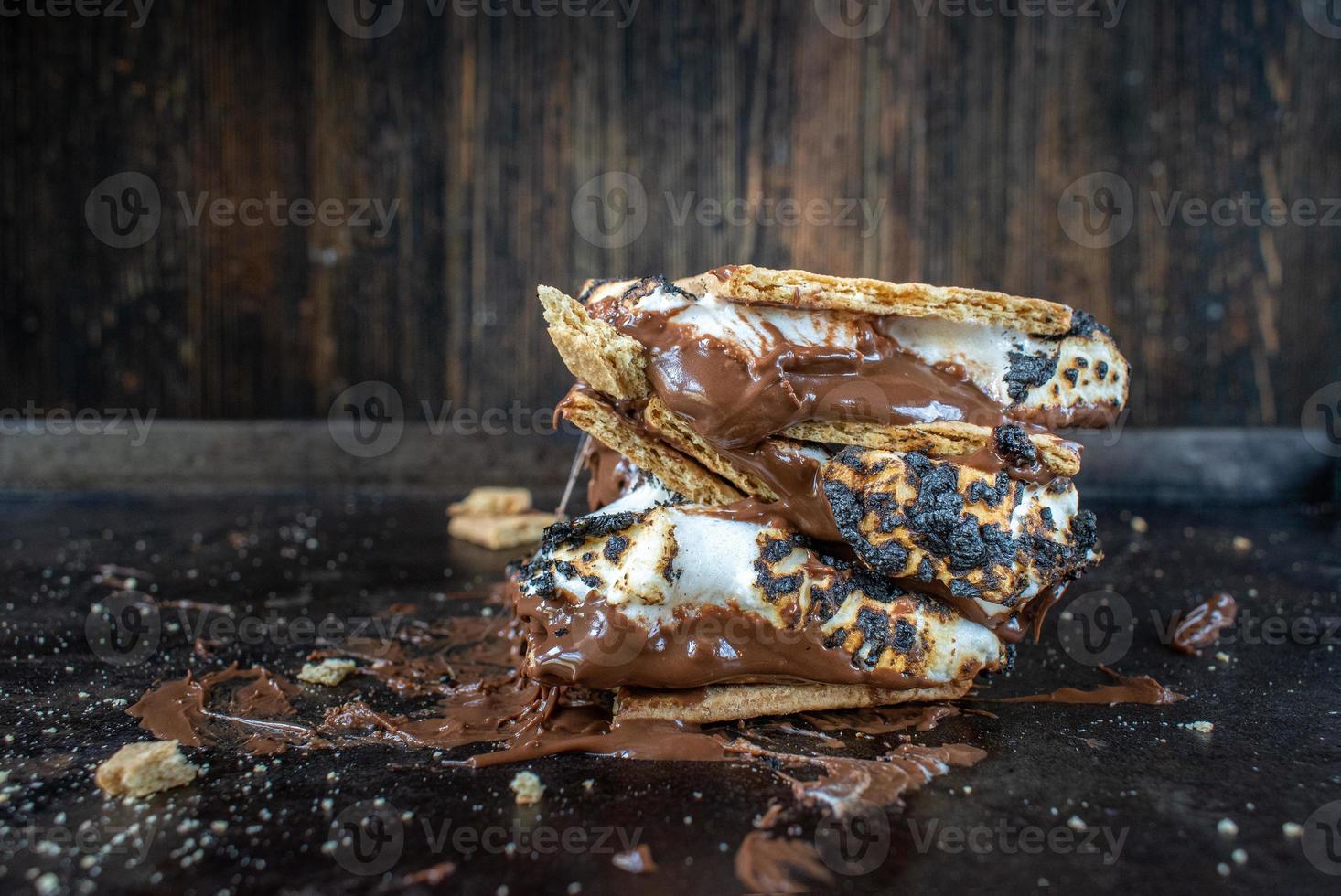 pila de s'mores desordenados derretidos con malvaviscos tostados foto