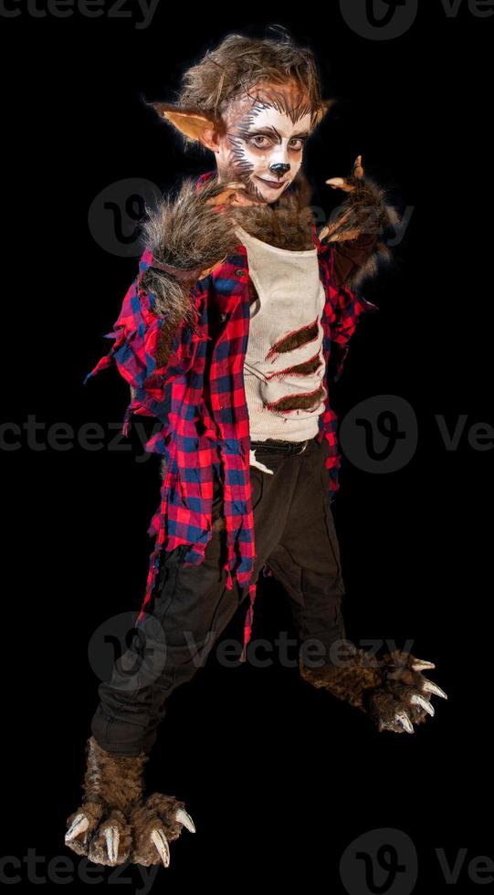 retrato de estudio de un joven disfrazado de halloween, cosplay de una pose de hombre lobo aterrador sobre un fondo negro aislado foto