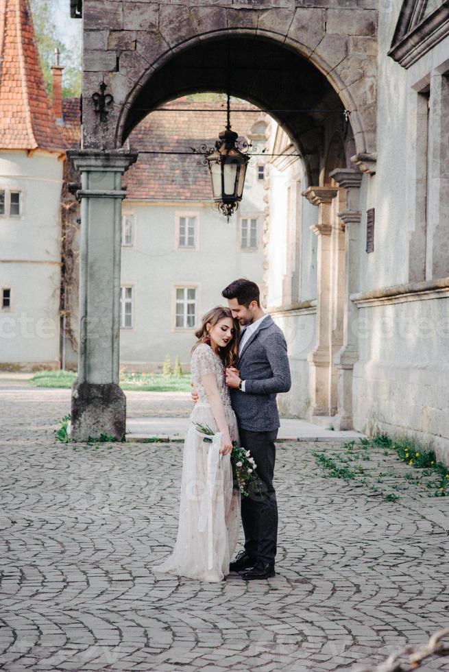 boda hermosa pareja por la noche en un castillo foto