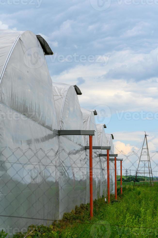 invernaderos en ucrania contra el cielo con nubes. foto