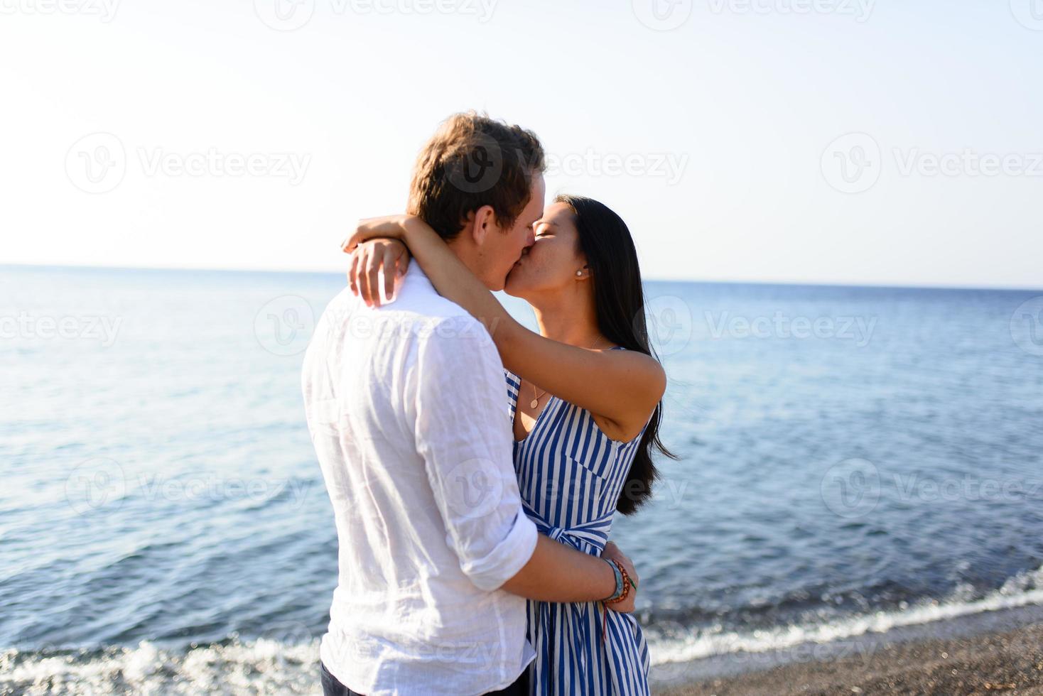 hermosa joven pareja besándose en el fondo del mar. foto