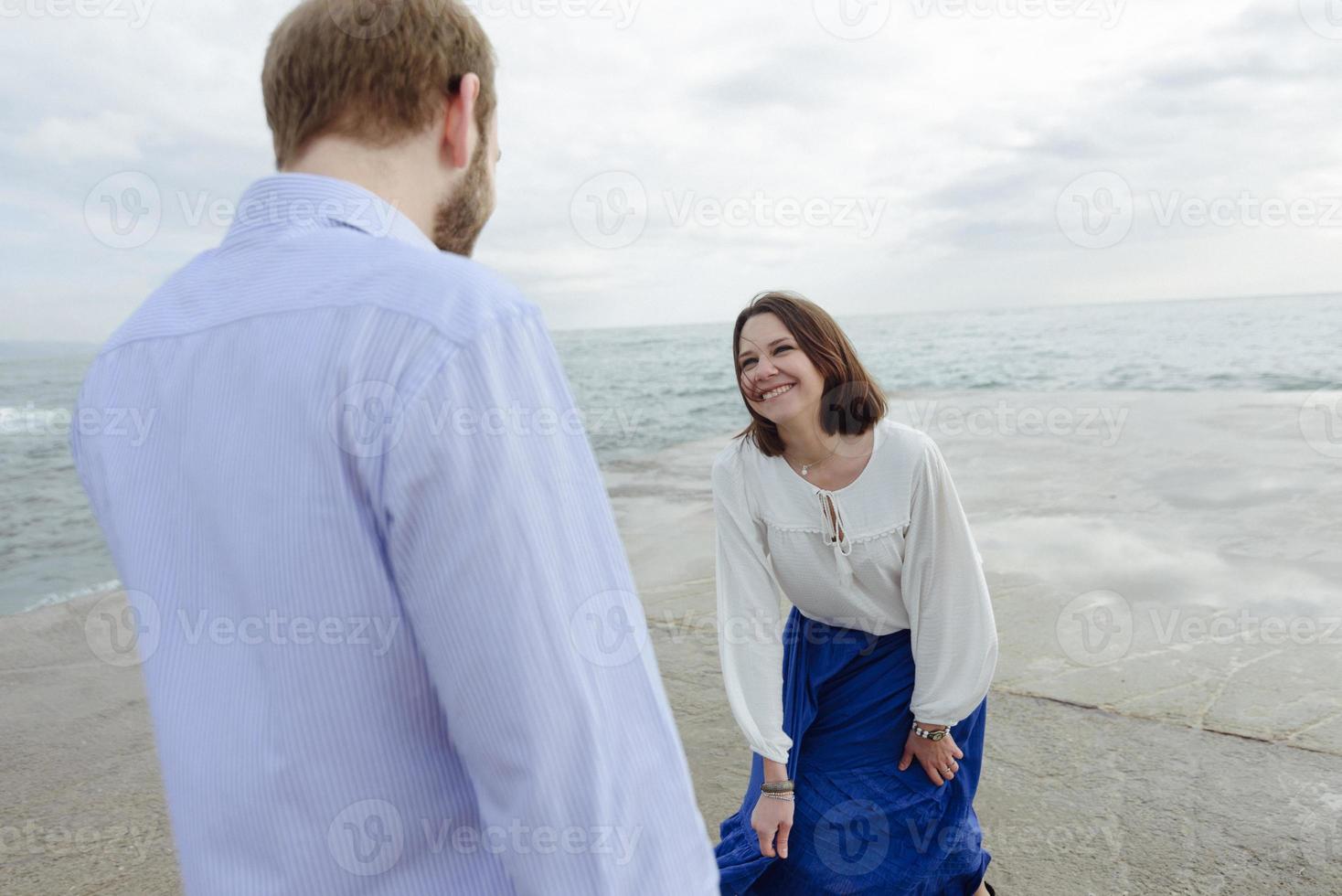 una pareja amorosa, un hombre y una mujer que disfrutan de las vacaciones de verano en una playa paradisíaca tropical con agua clara del océano y vistas panorámicas foto