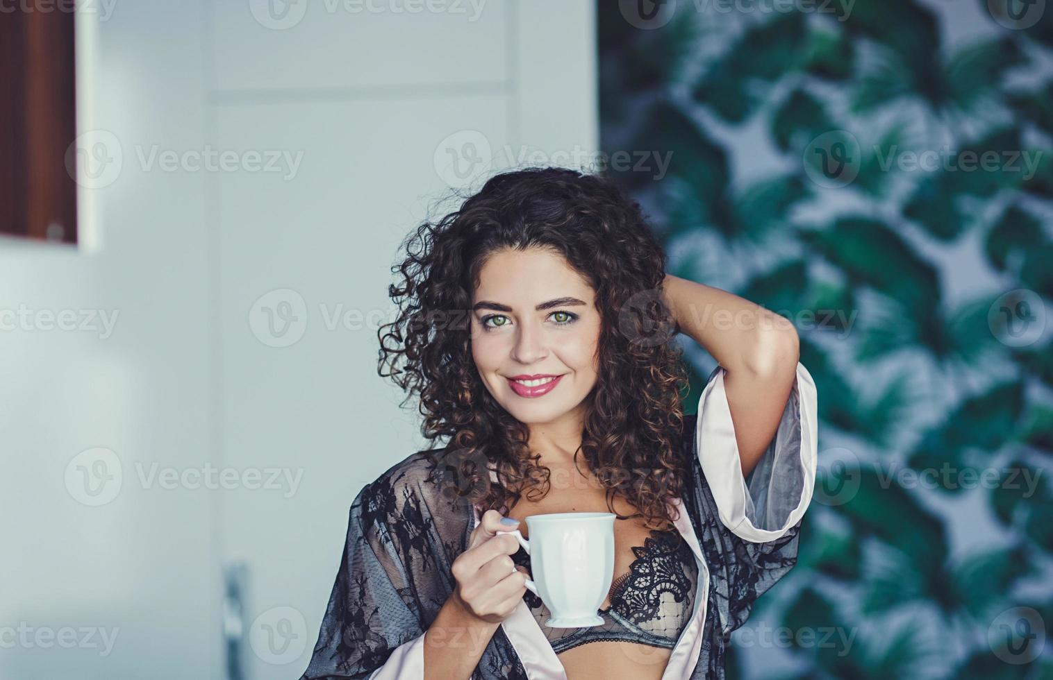 mujer joven disfrutando de una taza de café foto