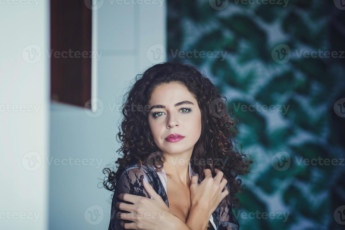 mujer descansando en casa foto