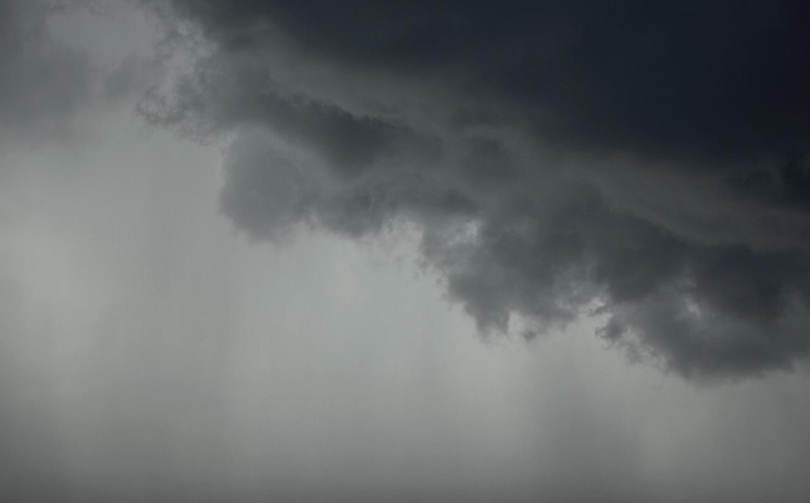 cielo tormentoso oscuro foto