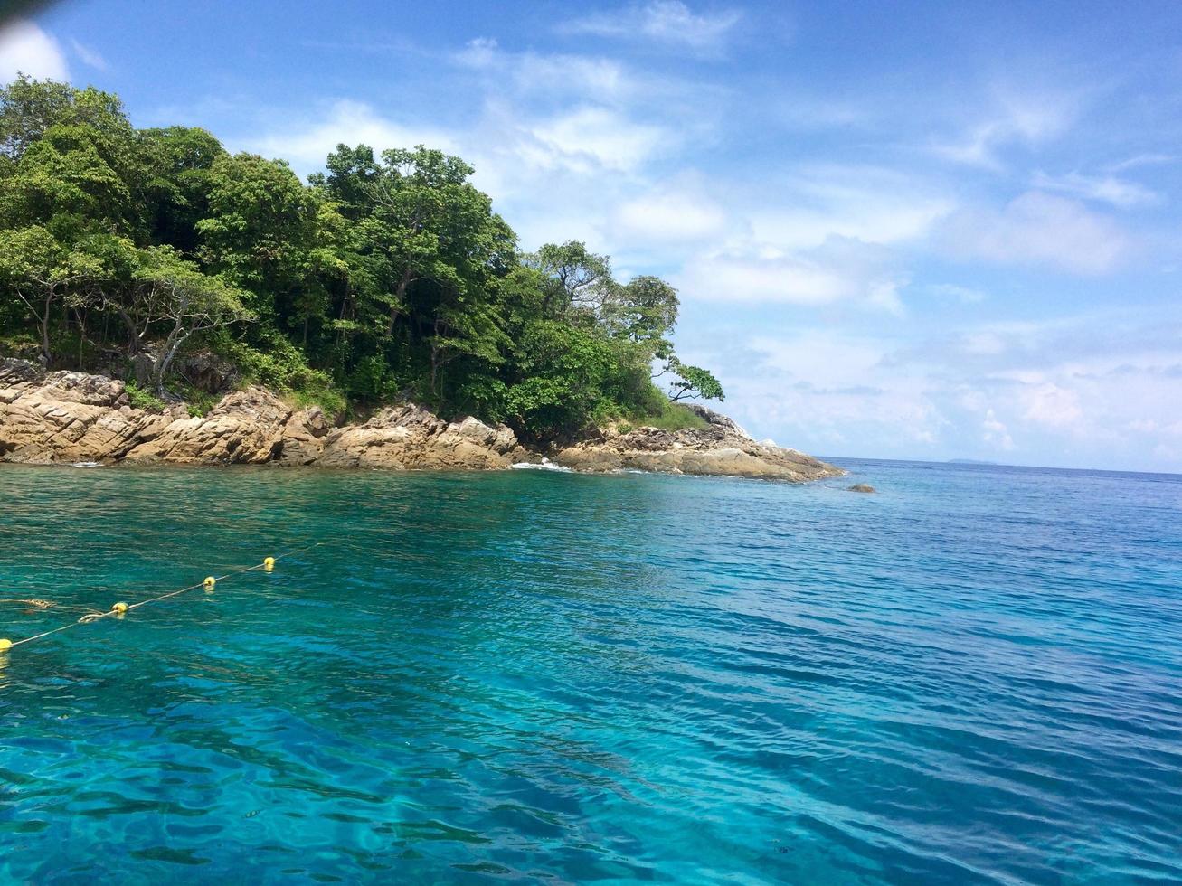 hermosa vista del mar de andaman en tailandia foto