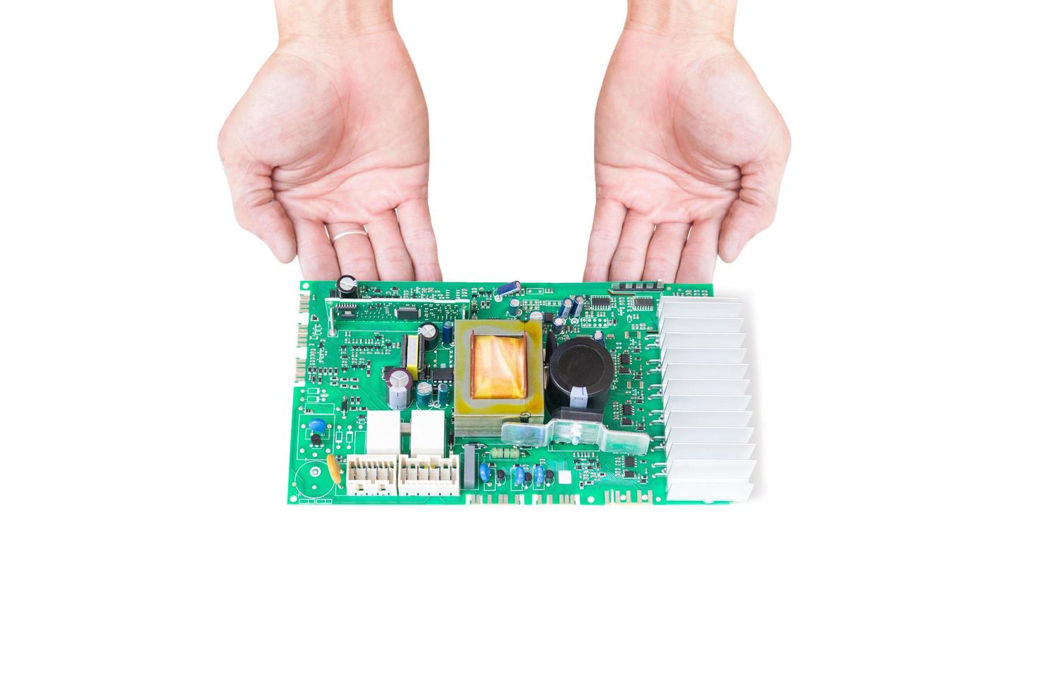mano que muestra la placa de circuito electrónico aislada en fondo blanco. foto