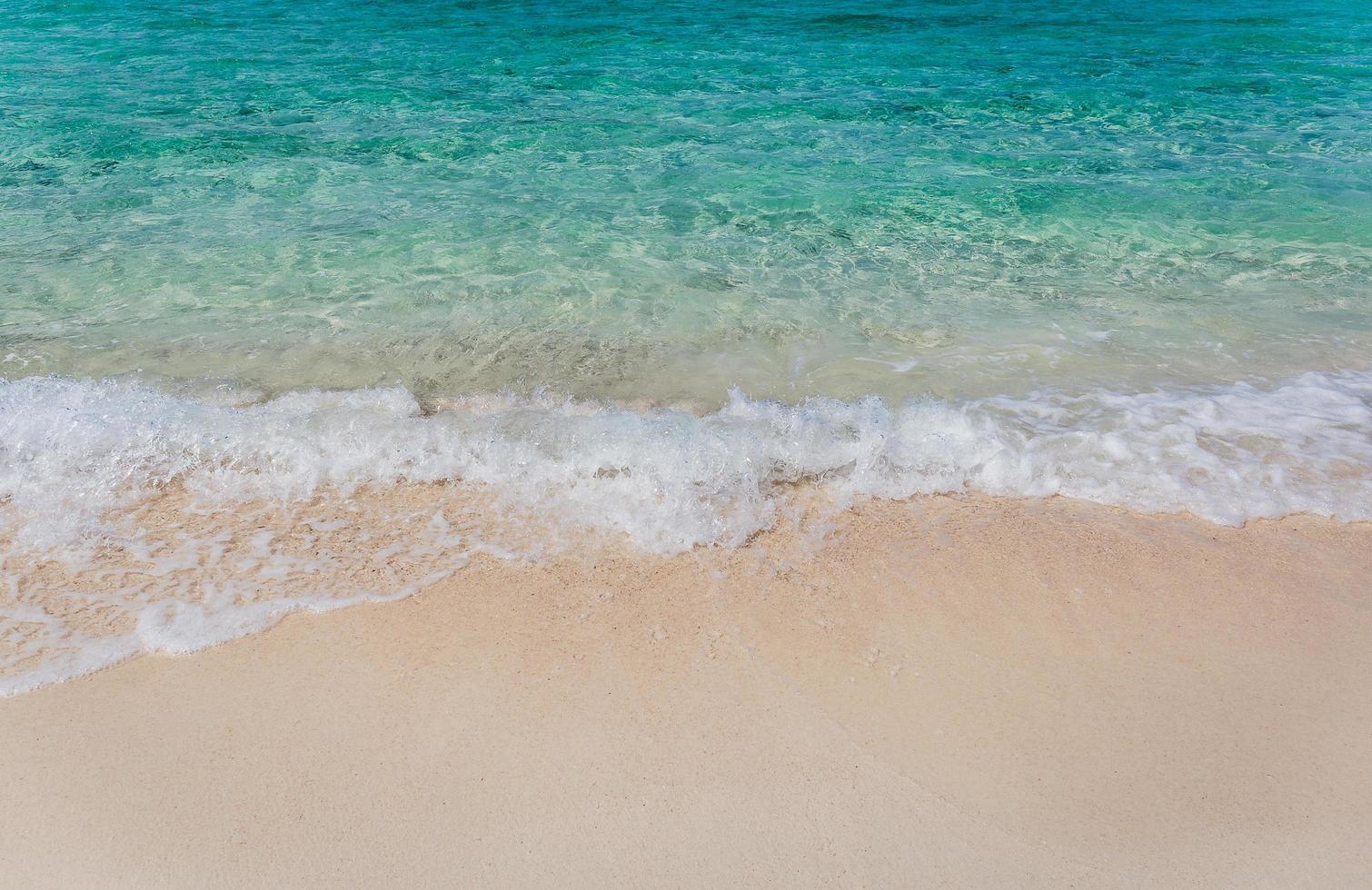 hermosa naturaleza de playa de arena blanca y océano en isla tropical. foto