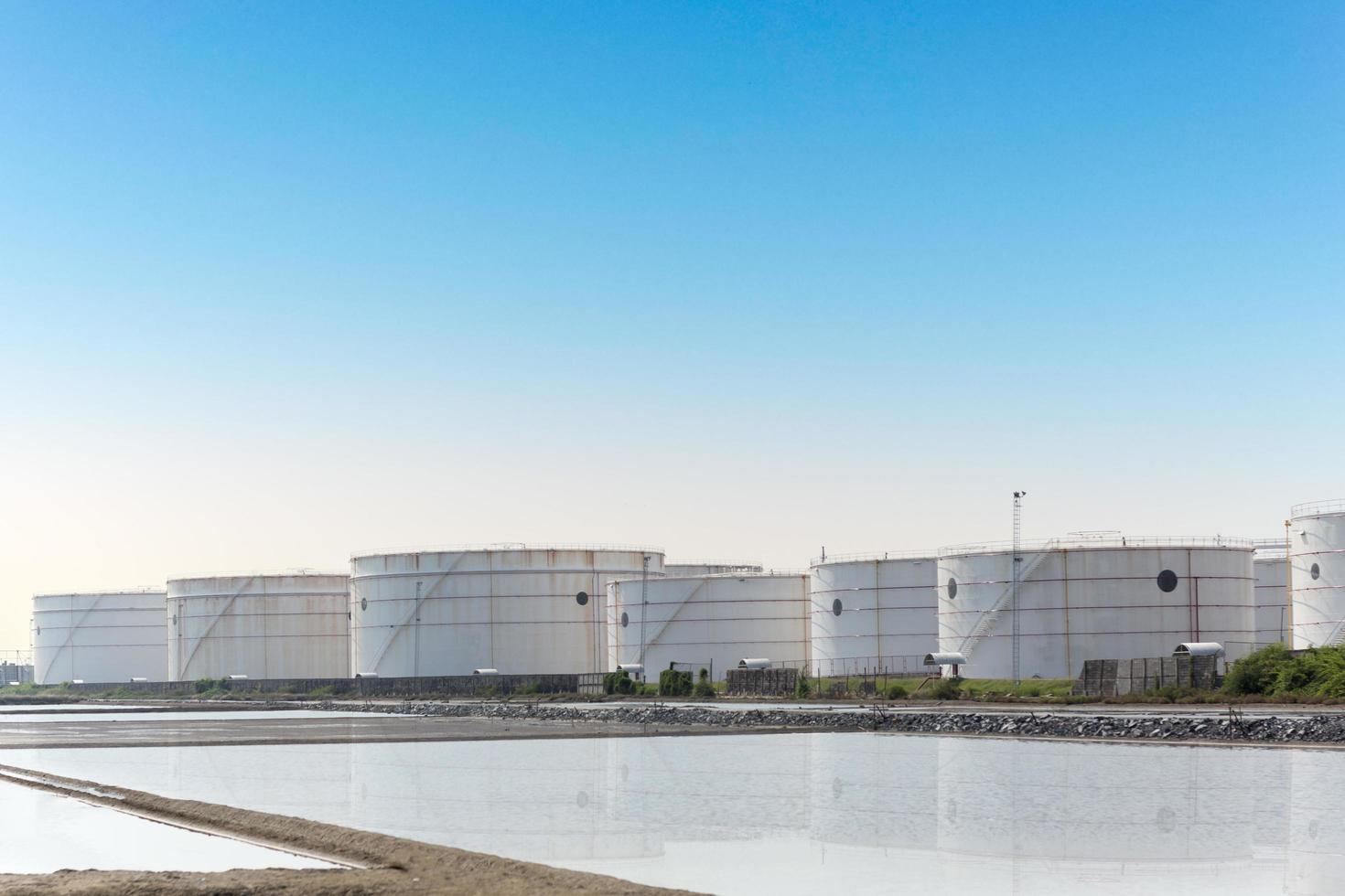 grandes tanques de aceite industrial en la terminal petrolera. foto