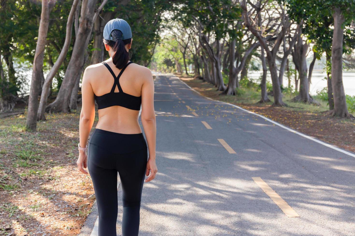 ejercicio de mujer caminando en el parque por la mañana. foto