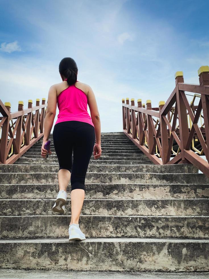 ejercicio de mujer subiendo las escaleras, concepto de estilo de vida saludable foto