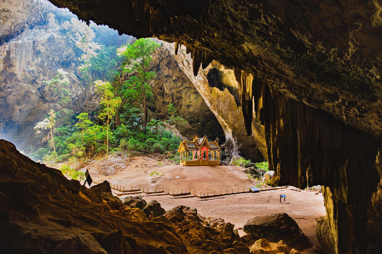 phraya nakhon cave khao sam roi yot cerca de hua hin prachuab khiri khan provincia de tailandia. foto