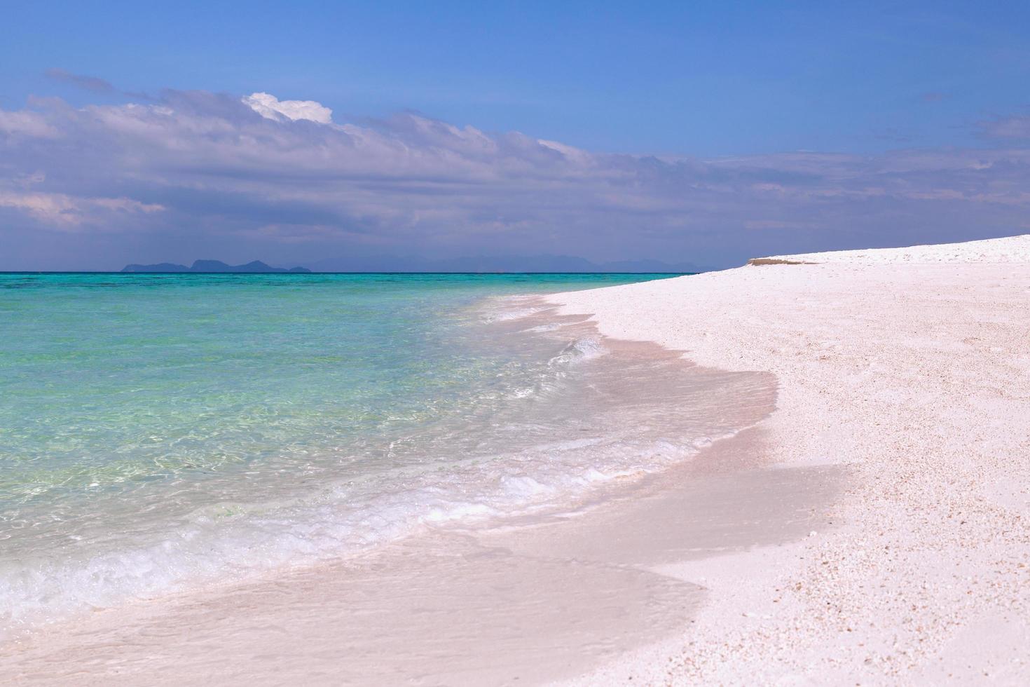 hermoso océano con playa de arena blanca y cielo azul en isla tropical. foto