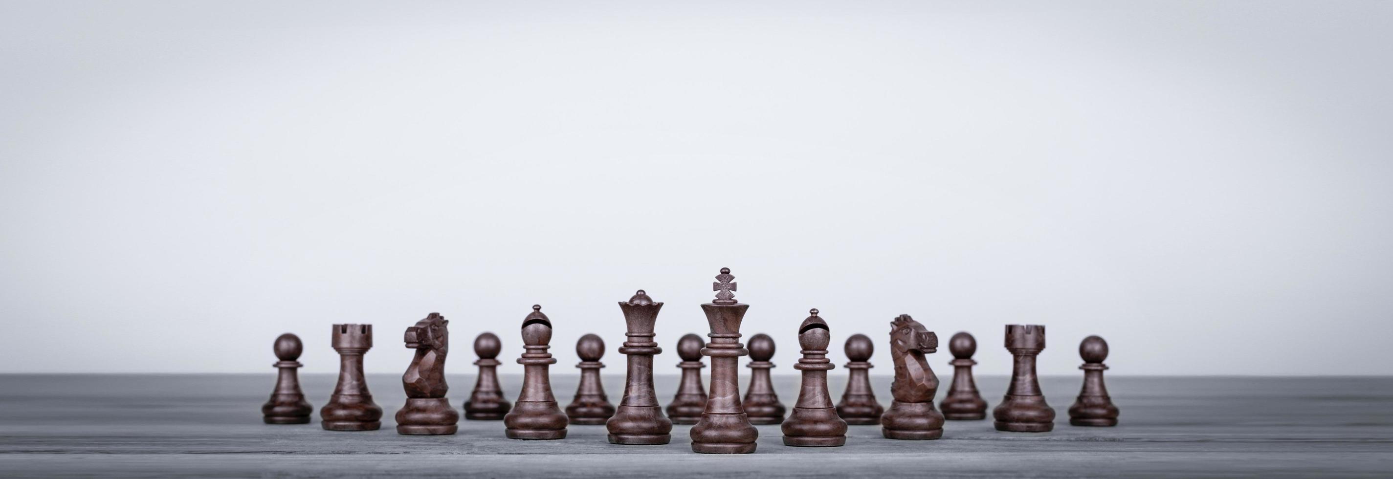 juego de tablero de figuras de ajedrez aislado en el fondo blanco foto