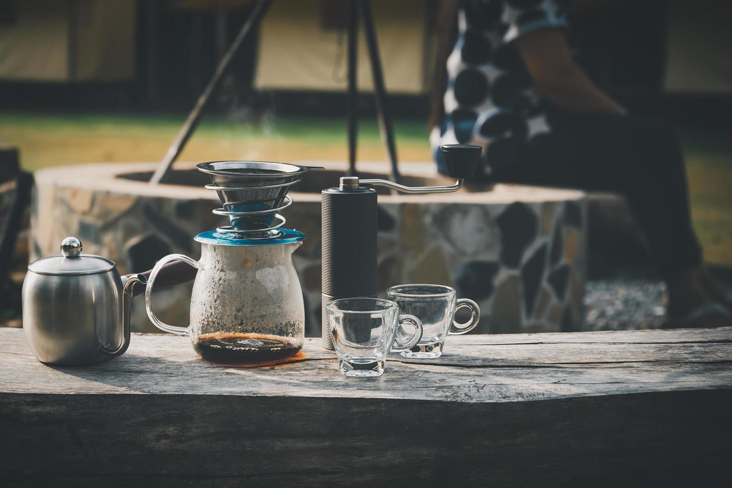 la cafetera se coloca encima de una silla de madera en la zona de acampada. foto