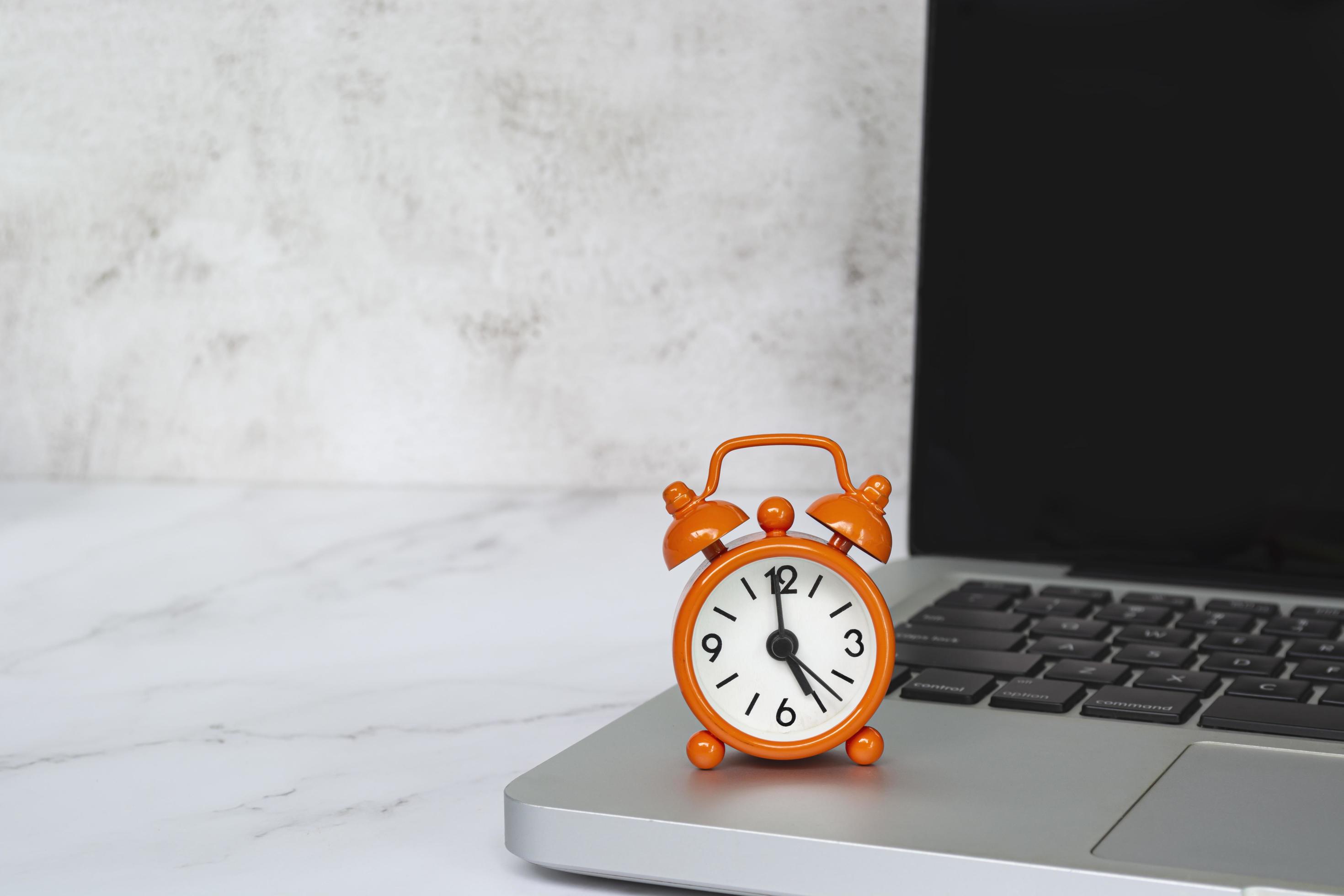 reloj despertador aislado en una computadora port til o port til