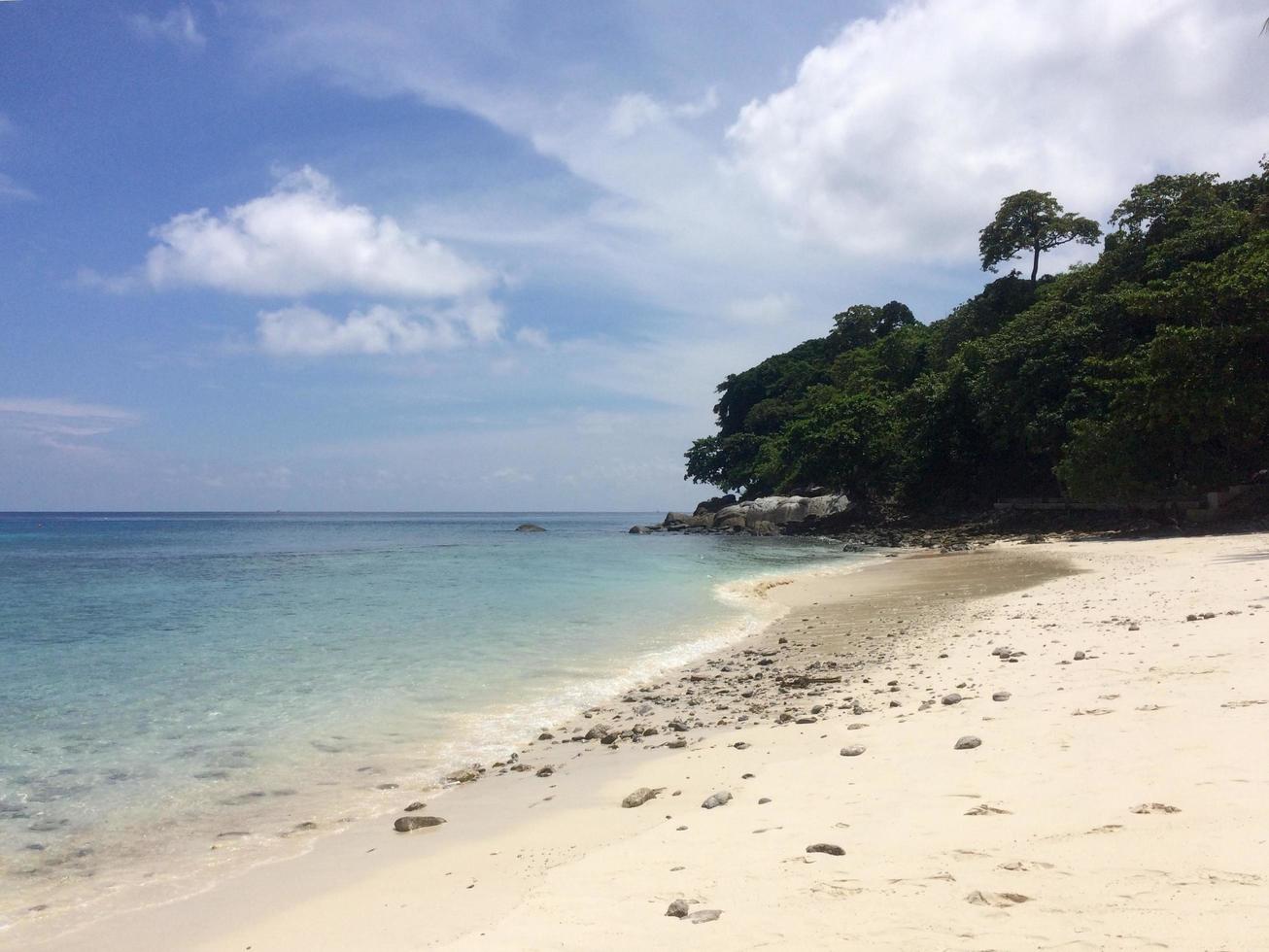 mar turquesa de andaman en tailandia foto