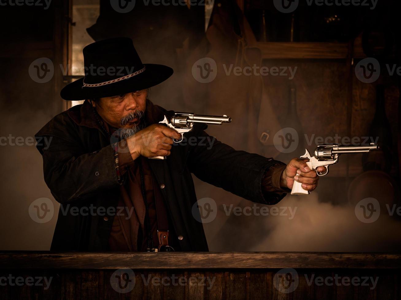 vaqueros occidentales están usando armas para luchar para protegerse en la taberna, en la tierra que la ley aún no ha llegado foto