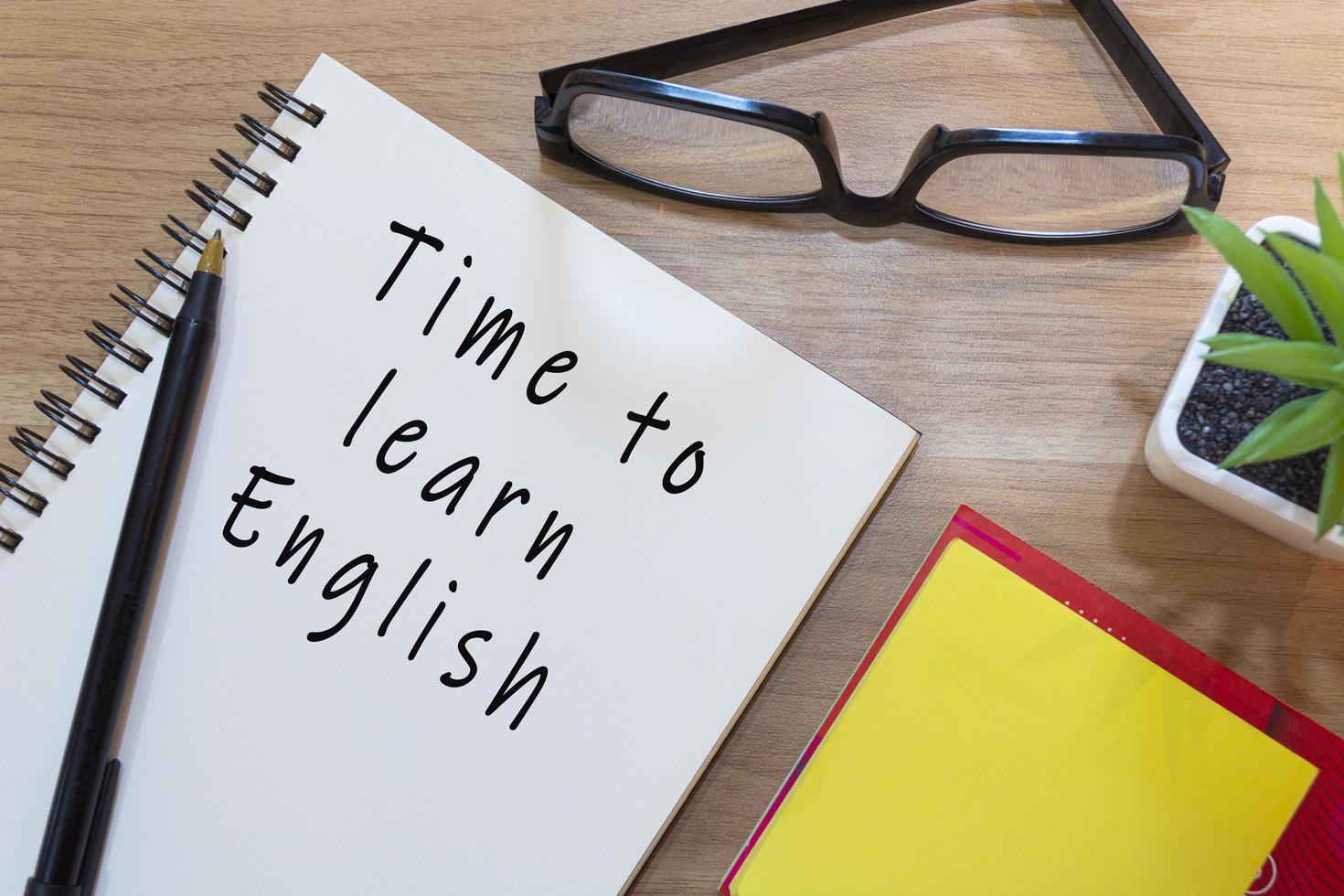 texto en el bloc de notas - hora de aprender inglés. concepto de aprendizaje foto