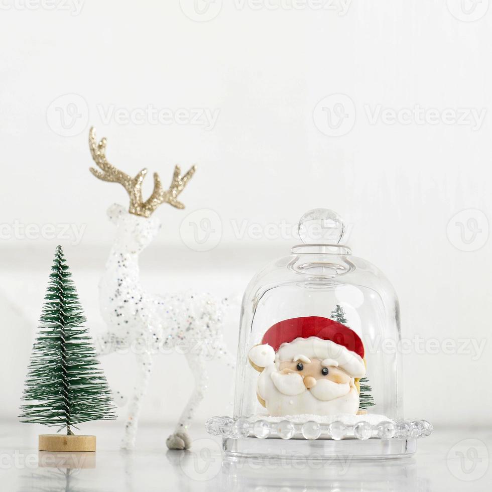 concepto de navidad blanca, galletas de santa claus con azúcar glas. copiar espacio para texto y publicidad foto