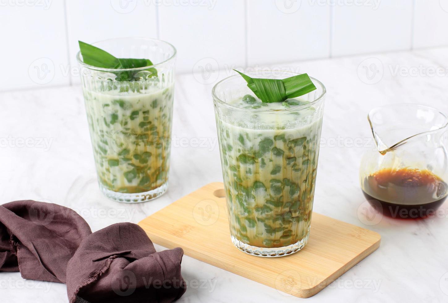 lod chong o cendol es un postre dulce helado, contiene gotitas de gelatina de harina de arroz verde, leche de coco y jarabe de azúcar de palma. popular en tailandia, indonesia, malasia, singapur, camboya y vietnam foto