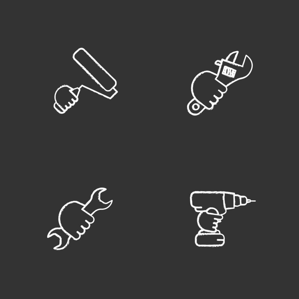 manos sosteniendo conjunto de iconos de tiza de herramientas de construcción. rodillo de pintura, llave de plomería, llave inglesa, taladro inalámbrico. Ilustraciones de vector pizarra