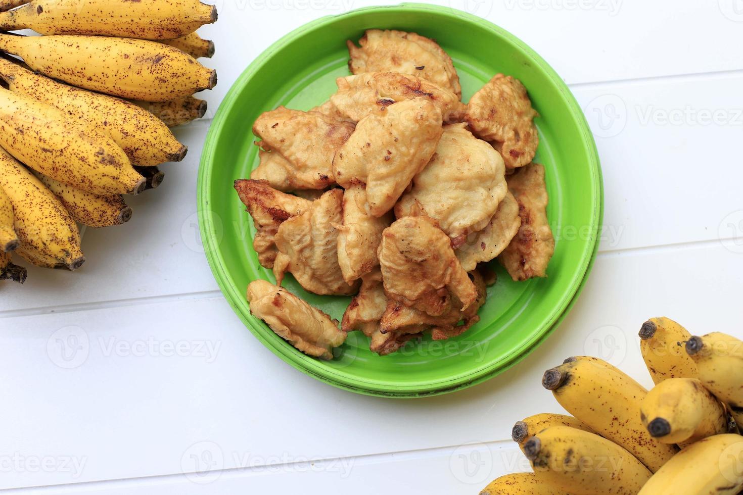 vista superior buñuelo de plátano casero o pisang goreng o plátano frito, plato tradicional indonesio hecho de plátano con recubrimiento de masa de harina y frito, espacio para copiar texto foto