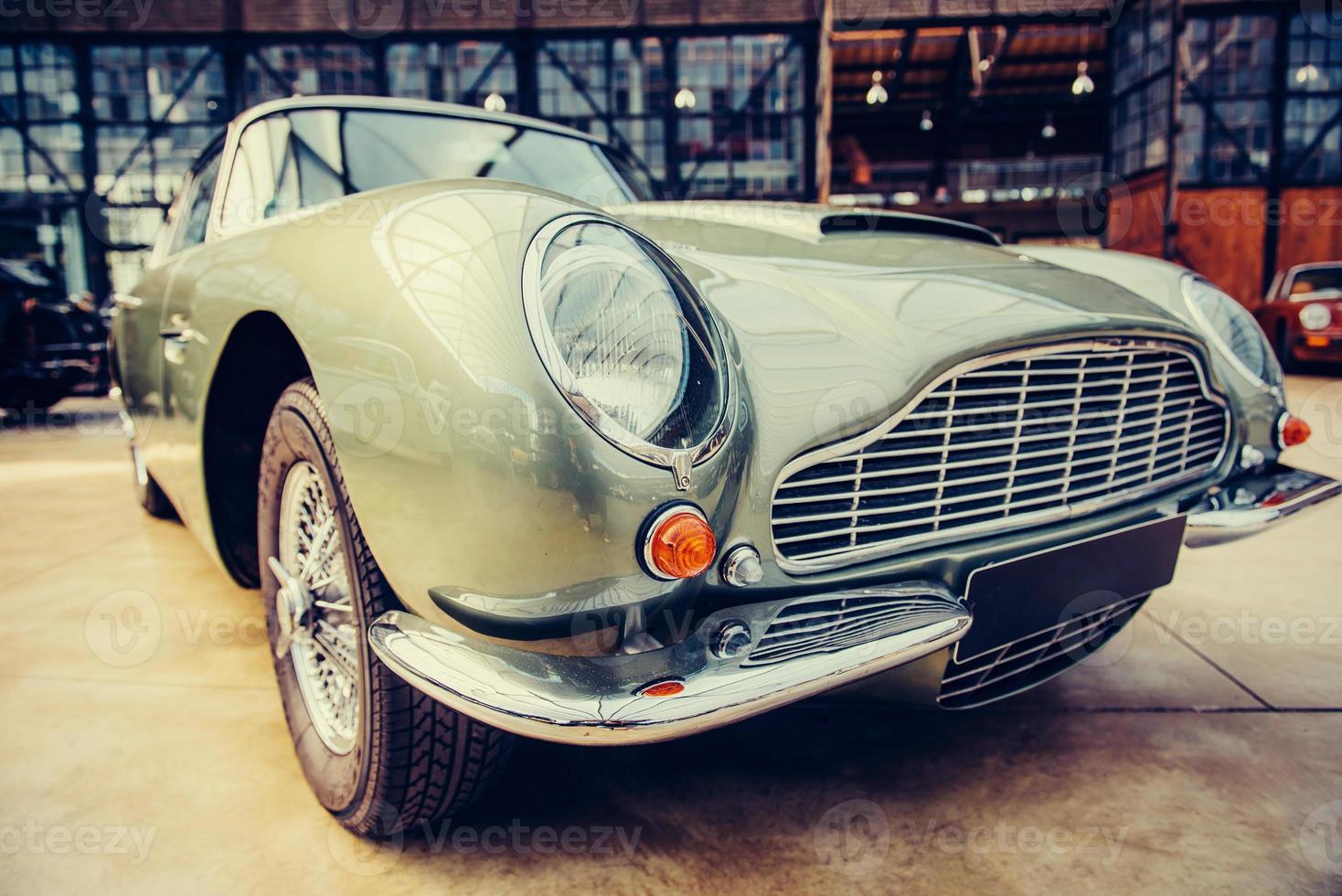 algún coche clásico antiguo. hermosa exposición de transporte de estilo retro. foto