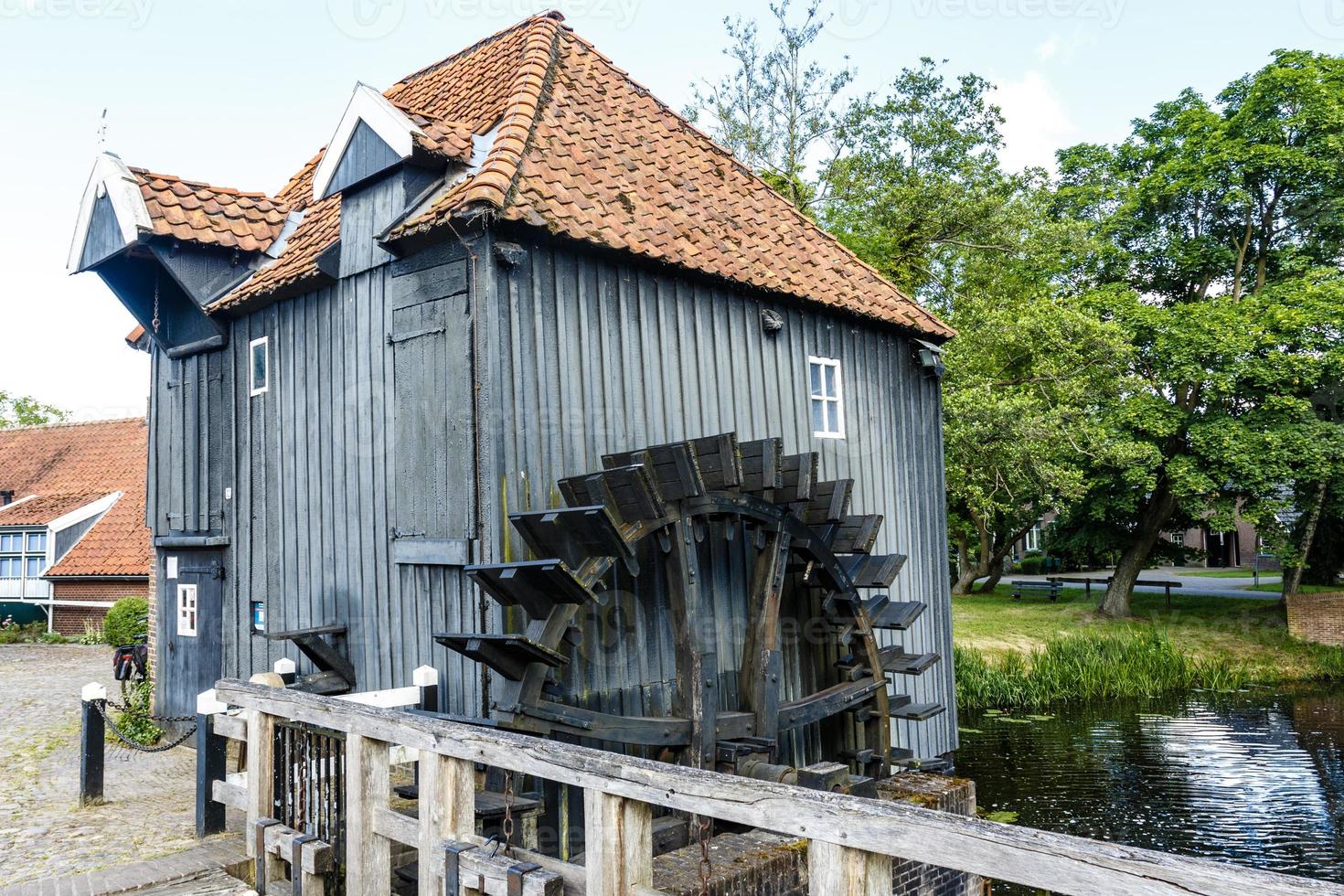 noord-molen twickel, un histórico molino de agua en twente, overijssel, países bajos foto