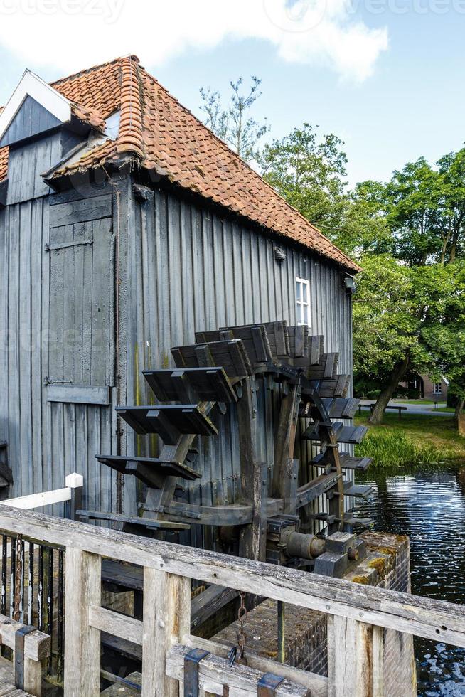 noord-molen twickel, un histórico molino de agua en twente, overijssel, países bajos foto