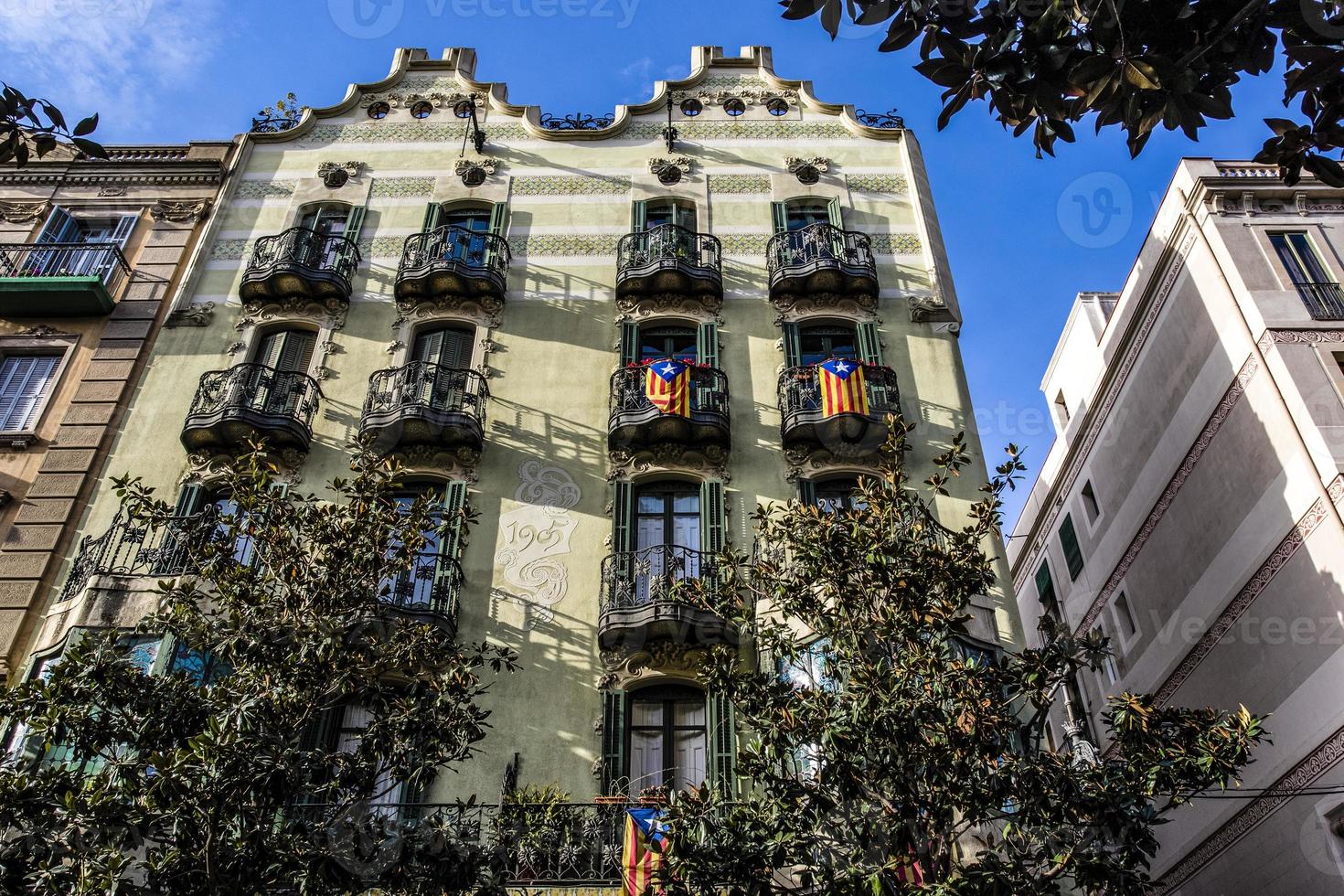 fachada de un edificio de apartamentos de estilo modernista en gracia, barcelona, españa, europa foto