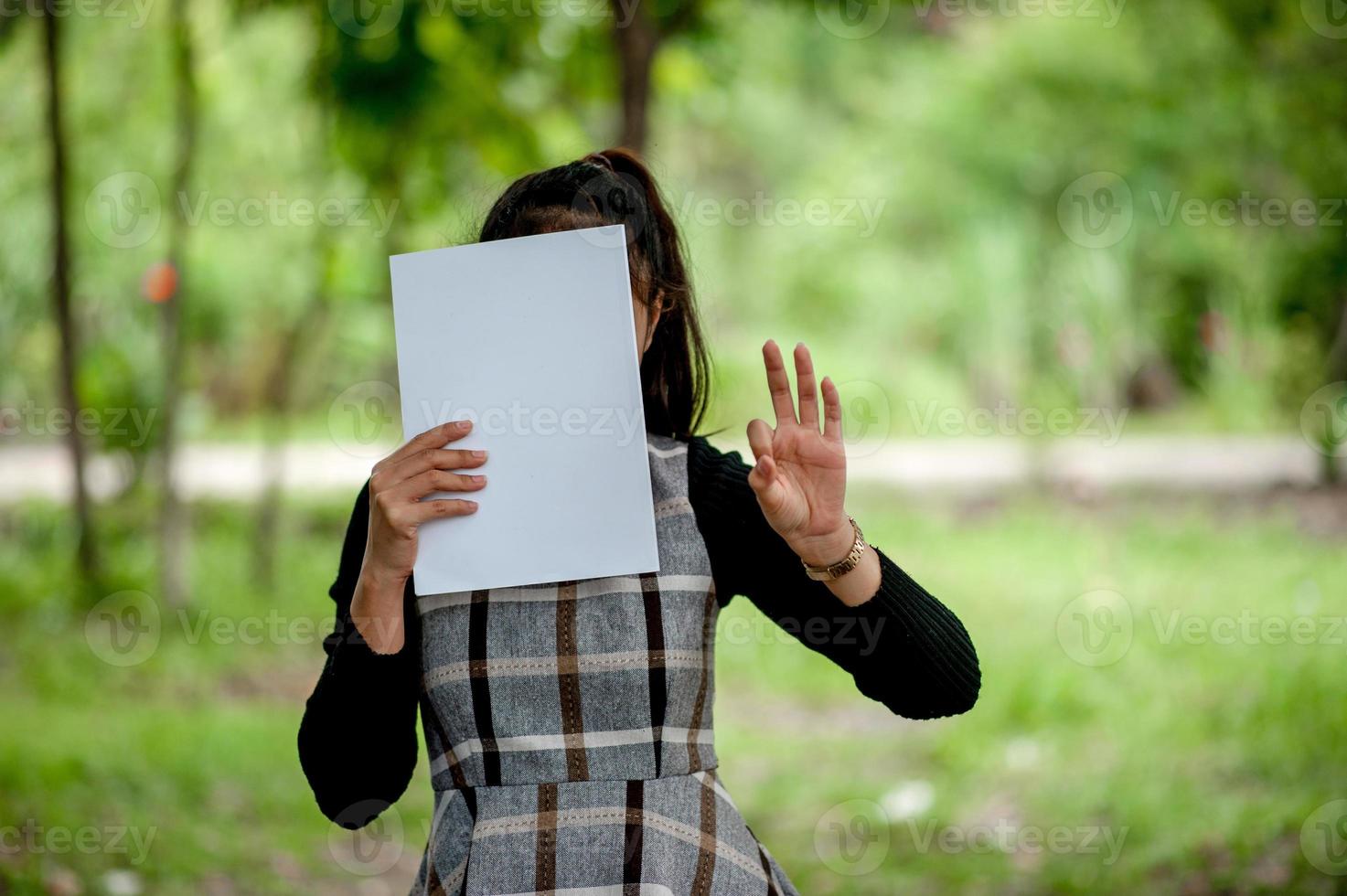 mano y libro de mujeres jóvenes está leyendo libros para la educación concepto de educación foto