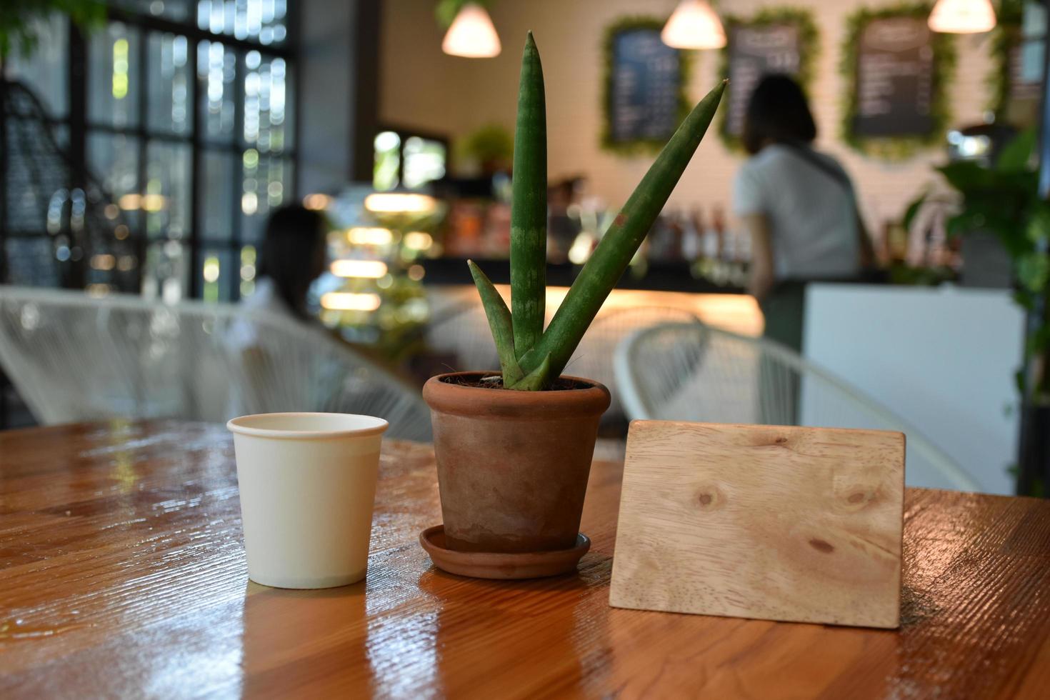 tazas de café y bebidas en la cafetería foto