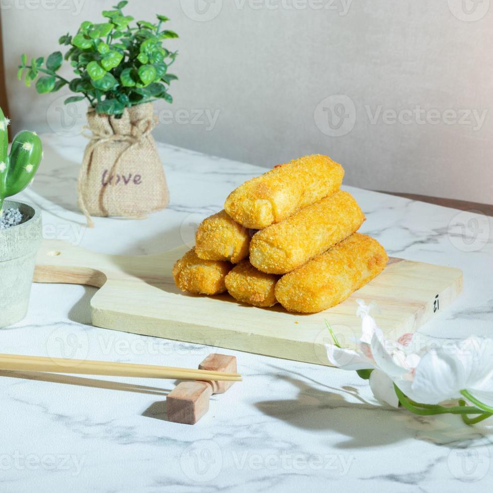 risoles indonesios caseros: una mezcla de pollo, zanahorias y papas y rebozados con pan rallado foto