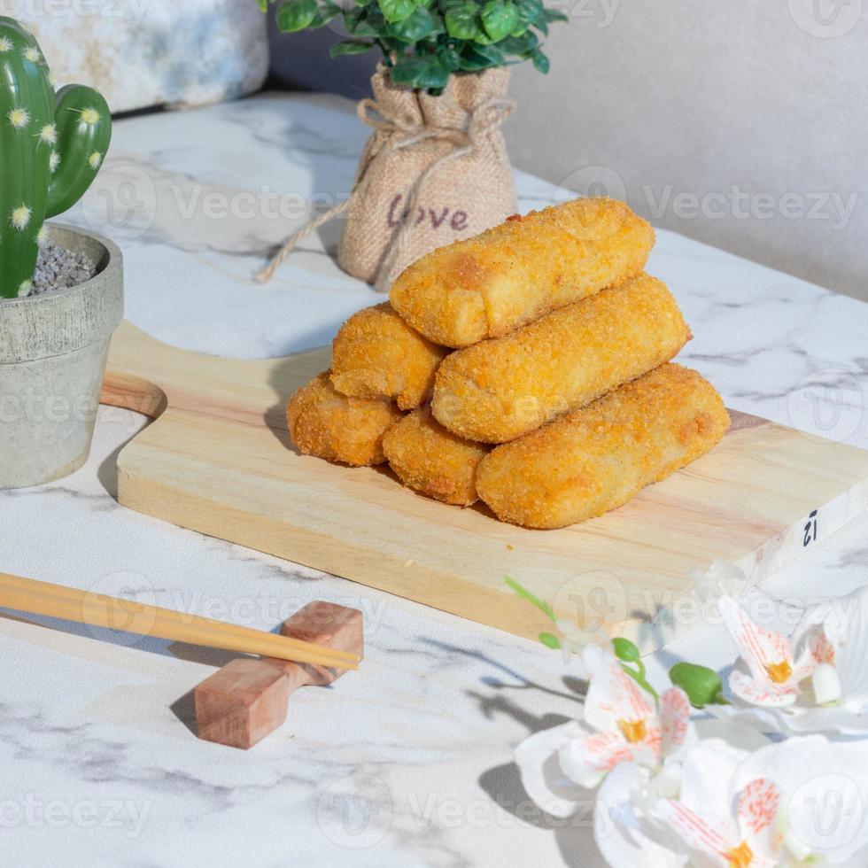 risoles indonesios caseros: una mezcla de pollo, zanahorias y papas y rebozados con pan rallado foto