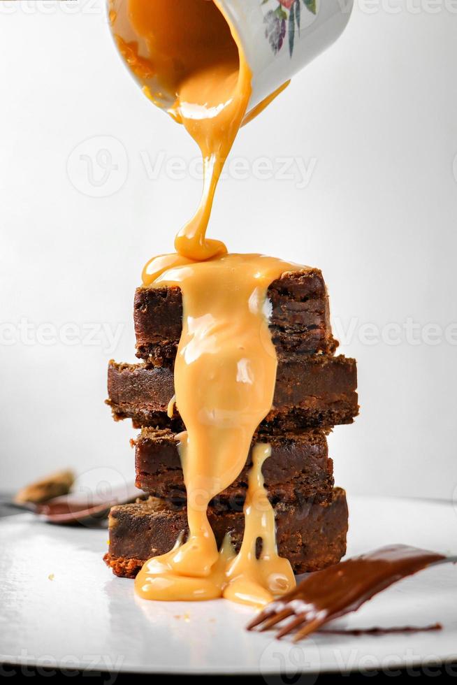 brownies con leche cayendo foto