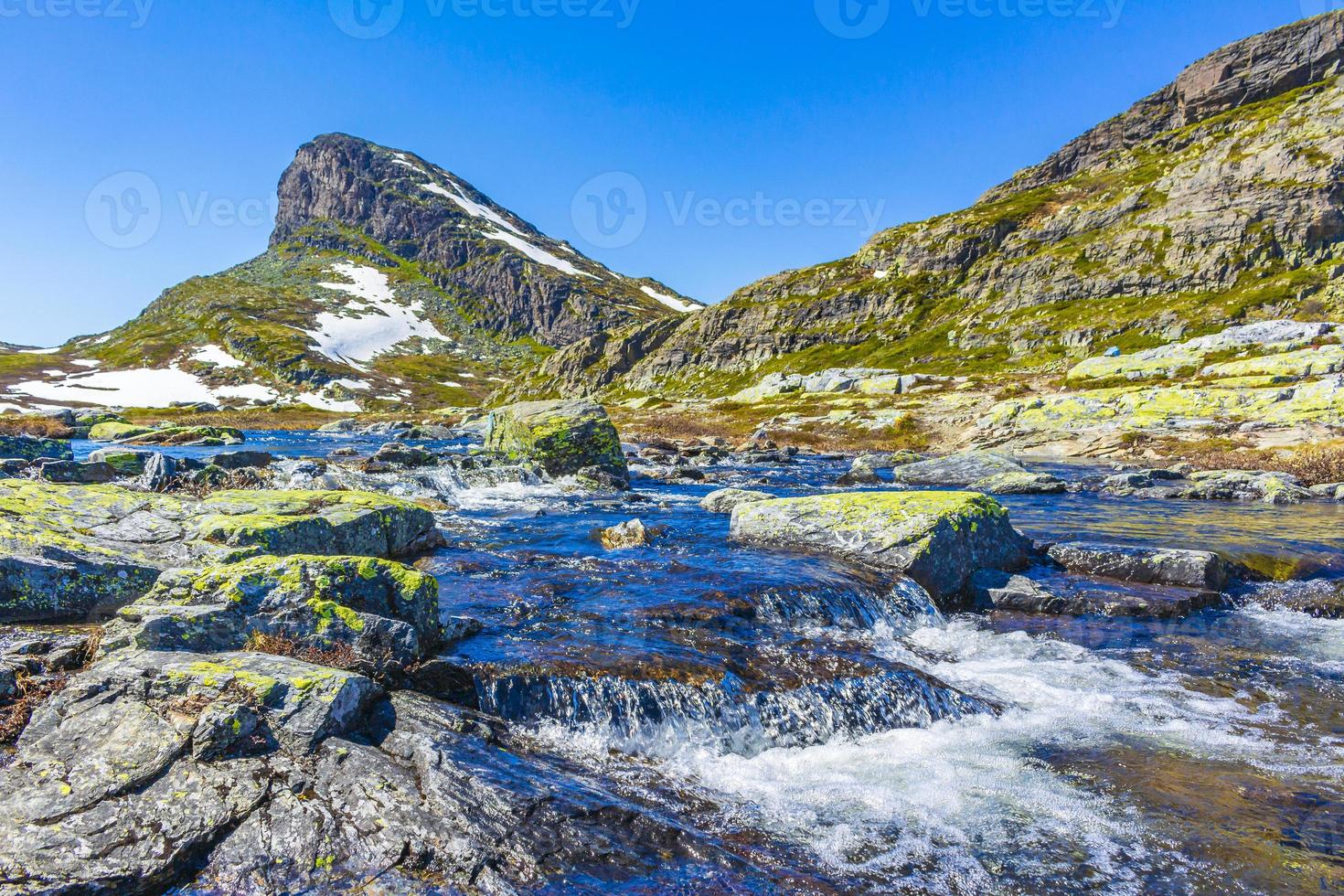 increíble pico de la montaña storehodn en hydnefossen cascada río hemsedal noruega. foto