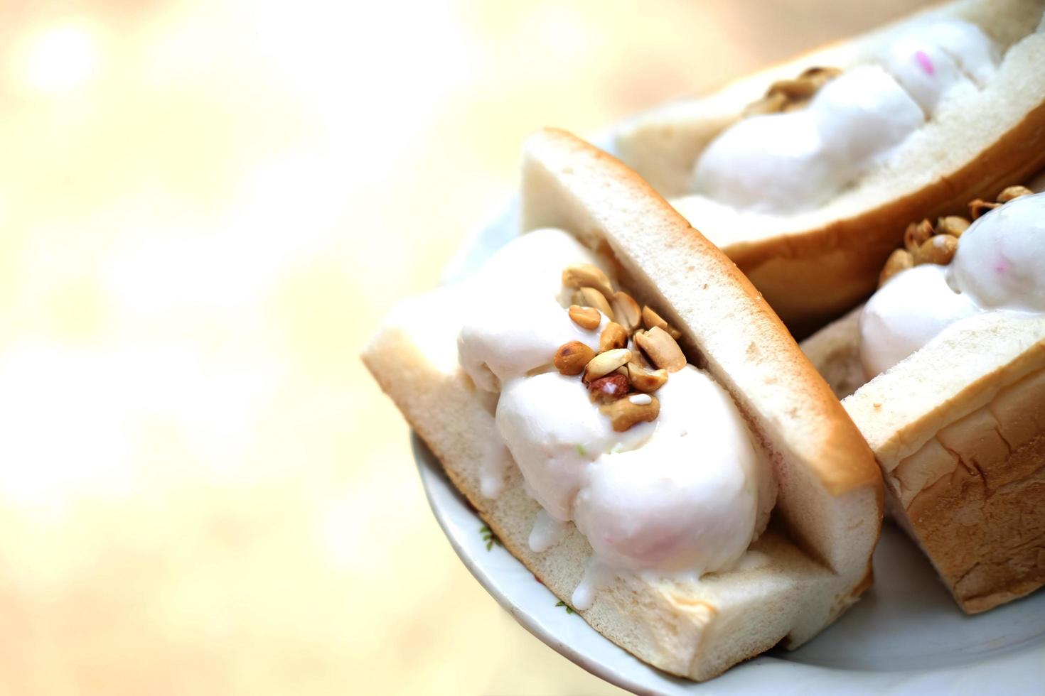 postre dulce tailandés. helado de coco con pan foto