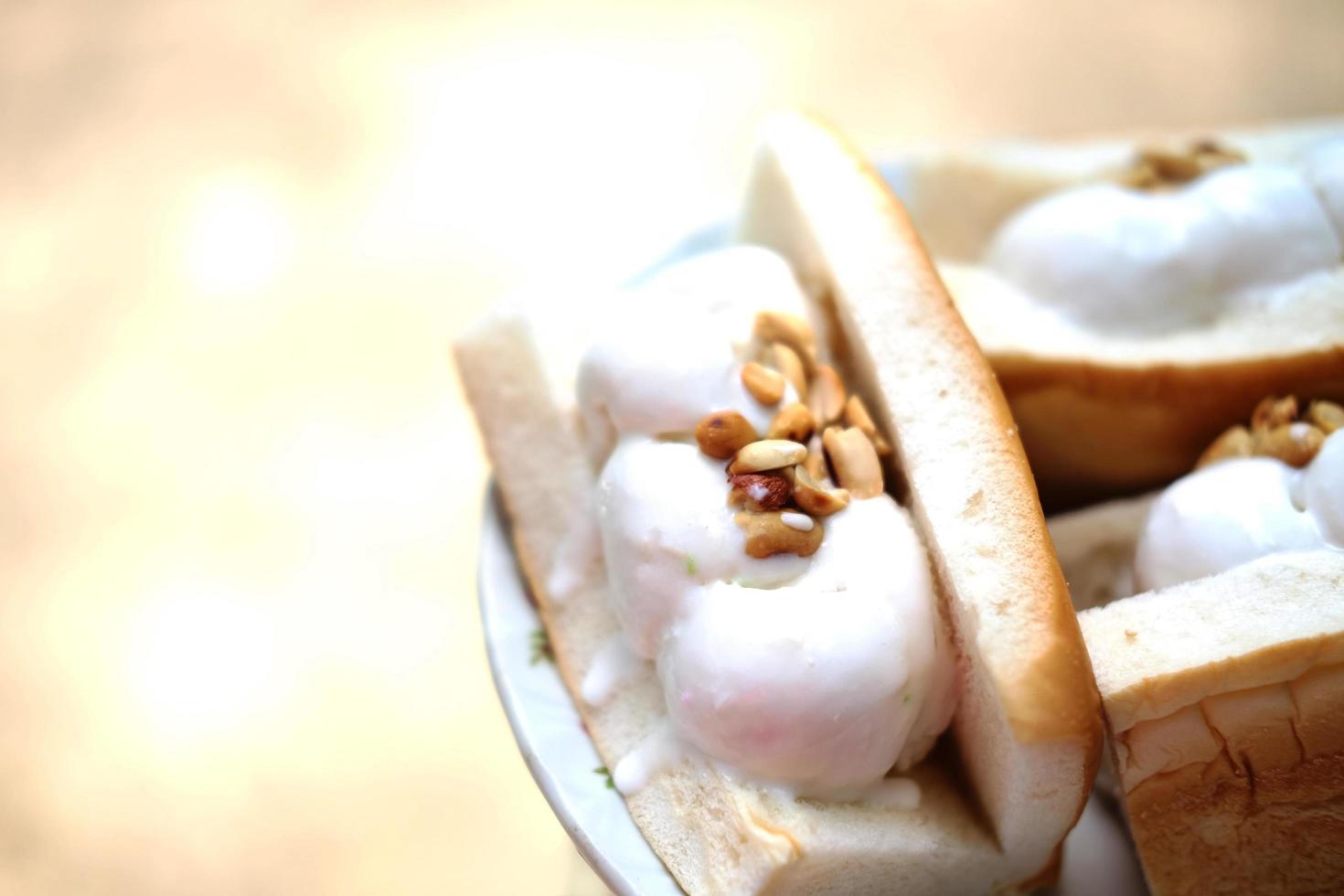 postre dulce tailandés. helado de coco con pan foto