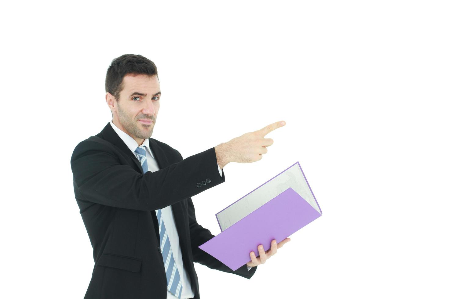 apuesto hombre de negocios caucásico con traje negro y con archivo de documento violeta y dedo índice para reenviar aislado sobre fondo blanco. foto